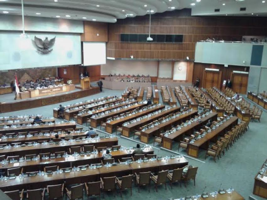 15Suasana sidang paripurna (bara).jpg